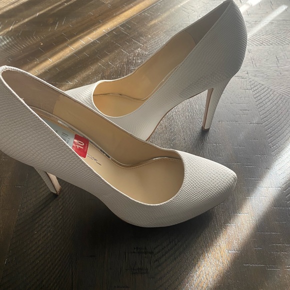 White Jessica Simpson - Picture 2 of 3